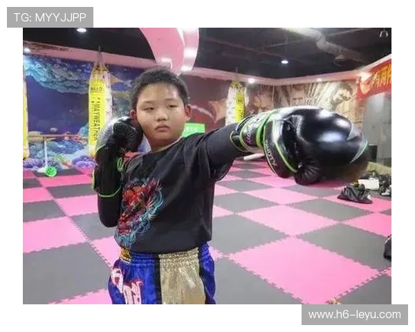 全球搏击大赛：选手被一拳击飞 3 米