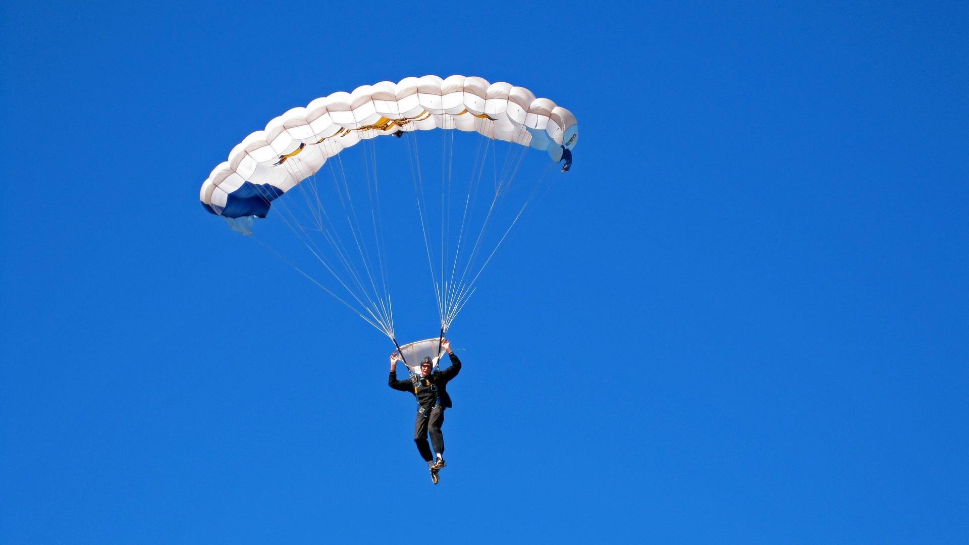 仰泳赛道摩纳哥选手节奏精准,摩纳哥泳池